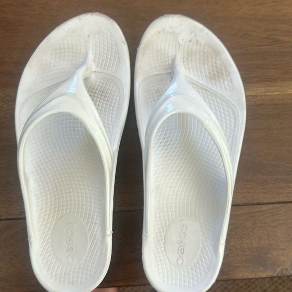 Oofos Recovery FlipFlops - Picture 1 of 5